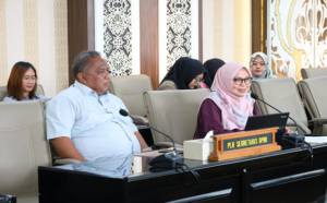 Sekretariat DPRD Provinsi Jawa Barat menerima kunjungan kerja dari Badan Musyawarah (Banmus) Dewan Perwakilan Rakyat Daerah (DPRD) Provinsi Sumatera Utara. Kunjungan kerja terkait dengan penguatan peran dan fungsi Badan Musyawarah hingga sharing informasi berbagai hal. Kunjungan kerja Banmus DPRD Provinsi Sumatera Utara diterima langsung oleh Pelaksana Harian (Plh) Sekretaris DPRD Jawa Barat sekaligus Kepala Bagian (Kabag) Persidangan dan Perundang-Undangan Iis Rostiasih di ruang Badan Musyawarah DPRD Jawa Barat.