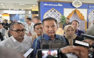 Penjabat Gubernur Jawa Barat Bey Machmudin menyatakan bahwa pihaknya selalu terbuka dan menerima para investor yang berminat untuk berinvestasi di Bandara Internasional Jawa Barat (BIJB) di Kertajati, Kabupaten Majalengka. Ini dikatakan Bey menanggapi calon investor dari Arab Saudi dan India yang batal berinvestasi di BIJB Kertajati baru-baru ini karena tidak lolos dalam proses tender.