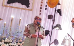 Wakil Ketua (Waket) Komisi II DPRD Provinsi Jawa Barat, Hj Lina Ruslinawati mengapresiasi kegiatan yang bertajuk Promosi Bersama Produk Perkulitan Garut TA 2024. Pasalnya, industri perkulitan Garut semakin di kenal dikancah internasional. Tentu hal itu tidak lepas dari upaya inovasi dan peningkatan kualitas serta peran serta pemerintah daerah dalam memperkenalkan industri perkulitan. "Apresiasi yang setinggi-tingginya untuk industri perkulitan Garut dan terus berinovasi serta berusaha mempertahankan warisan budayanya, sekaligus mendorong pertumbuhan ekonomi masyarakat lokal," ujar Lina seusai menghadiri acara di Satuan Pelayanan Pengembangan Industri Perkulitan Garut, Jalan Sukaregang, Kabupaten Garut, Kamis (13/6/2024).