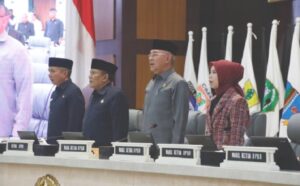 Nota kesepakatan bersama antara gubernur dan DPRD atas Rancangan Kebijakan Umum Anggaran (KUA) dan Prioritas Plafon Anggaran (PPAS) Tahun Anggaran atau TA 2025 ditandatangani gubernur dan DPRD Jawa Barat.  Penandatanganan nota kesepakatan bersama antara Penjabat (Pj) Gubernur Jabar Bey Triadi Machmudin dan pimpinan DPRD Jawa Barat atas Rancangan KUA PPAS TA 2025 tersebut dilakukan dalam rapat paripurna, Kota Bandung, Senin (29/7/2024).