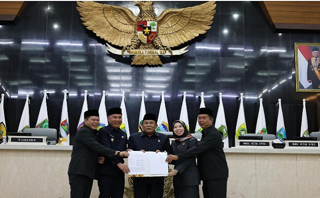 Rancangan Peraturan Daerah (Ranperda) Pertanggungjawaban Pelaksanaan Anggaran Pendapatan dan Belanja Daerah (P2APBD) Provinsi Jabar Tahun Anggaran (TA) 2023 ditetapkan atau disahkan menjadi Peraturan Daerah. Penetapan atau pengesahan Perda P2APBD Provinsi Jabar TA 2023 tersebut dilakukan dalam rapat paripurna setelah penyampaian laporan Badan Anggaran (Banggar). Lalu persetujuan terhadap Ranperda tentang P2APBD Provinsi Jabar TA 2023, dan penandatanganan persetujuan bersama DPRD Jawa Barat dengan Penjabat (Pj) Gubernur Jabar Bey Triadi Machmudin, diakhiri pendapat akhir gubernur.