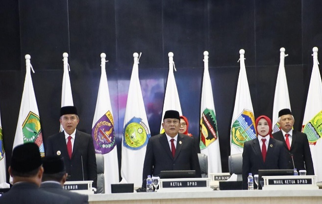 DPRD Provinsi Jawa Barat menggelar rapat paripurna mendengarkan pidato kenegaraan Presiden Republik Indonesia (RI) dalam rangkaian Hari Ulang Tahun (HUT) ke-79 Kemerdekaan RI Tahun 2024. Rapat tersebut dipimpin langsung oleh dipimping langsung Ketua DPRD Jawa Barat Brigadir Jenderal TNI (Purn) Taufik Hidayat, turut mendampingi Wakil Ketua DPRD Jawa Ineu Purwadewi Sundari. Hadir Penjabat (Pj) Gubernur Jabar Bey Triadi Machmudin dan dan Forum Koordinasi Pimpinan Daerah (Forkompimda) Jabar.
