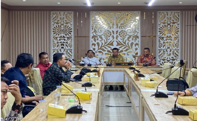 Sekretariat DPRD Provinsi Jawa Barat menerima kunjungan kerja dari Panitia Khusus atau Pansus VII Dewan Perwakilan Rakyat Daerah (DPRD) Kabupaten Indramayu, dan DPRD Kabupaten Hulu Sungai Selatan, Kalimantan Selatan. Kunjungan kerja terkait konsultasi Rancangan Peraturan Daerah (Ranperda) tentang Penyelenggaraan Kesehatan, dan soal tindak lanjut terhadap aspirasi dan pelayanan pengaduan masyarakat. Kunjungan kerja tersebut diterima langsung oleh Kepala Bagian (Kabag) Fasilitasi, Penganggaran dan Pengawasan (Fasgarwas) Sekretariat DPRD Jawa Barat Iman Tohidin, turut mendampingi Pejabat Fungsional Sekretariat DPRD Jawa Barat Iman Maulana di ruang Komisi III DPRD Jawa Barat.