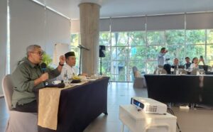 Pasangan calon (paslon) Wali Kota dan wakil Wali Kota Bandung, Muhammad Farhan dan H. Erwin siap memenangi pemilihan Kepala Daerah (Pilkada) Kota Bandung. Bahkan ditegaskan Calon Walikota Bandung M. Farhan dalam penentuan dan pengusungan paslon dirinya bersama H. Erwin tidak ada drama atau mahar. “Kebetulan kita mempunyai visi dan misi yang sama membangun Kota Bandung maju dan berkembang serta masyarakat tenang. Dan yang pasti kita dipertemukan tanpa ada mahar politik,” aku Farhan dihadapan awak media saat mengenalkan visi misi menjadi Wali Kota Bandung periode 2024 -2029, di Hotel Malaka, Kamis, 19 September 2024.