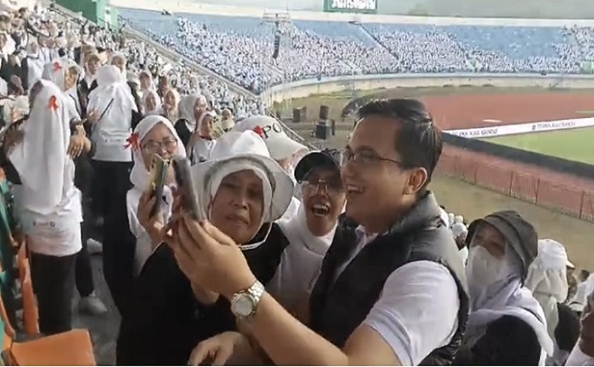 Wakil Bupati Bandung Sahrul Gunawan hadir dalam kegiatan jambore kader PKK Kabupaten Bandung tahun 2024, di stadion si jalak Harupat, Sabtu 7 September 2024 petang. Kehadiran Sahrul Gunawan di tengah kegiatan tersebut, tentu diburu peserta yang notabene Ibu-Ibu kader PKK Se-Kabupaten Bandung. Ribuan peserta jambore kader PKK Kabupaten Bandung 2024, terlihat girang menyambut Sahrul Gunawan dan berebut ingin foto bersama.