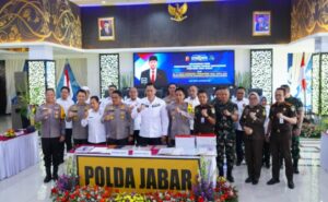 Brigjen TNI Aminudin, S.I.P., selaku Kasdam III/Siliwangi, mendampingi Menteri Agraria dan Tata Ruang/Badan Pertanahan Nasional (ATR/BPN) Dr. H. Agus Harimurti Yudhoyono, M.Sc., M.P.A., M.A., saat menggelar Press Release mengenai Target Operasi Tindak Pidana Pertanahan Tahun 2024 di Polda Jabar, Jum’at (18/10/2024). Acara dihadiri oleh Kapolda Jawa Barat, Dirjen PSKP, Kakanwil BPN Provinsi Jawa Barat, Wakapolda, Wakajati, Direskrimum Polda Jabar, Aspidum Kejati Jabar dan pejabat terkait lainnya serta perwakilan warga Dago Elos. Menteri ATR/BPN mengucapkan terima kasih kepada Kapolda Jawa Barat yang telah memberikan penjelasan gamblang mengenai isu-isu pertanahan di wilayah Jawa Barat serta menekankan pentingnya kerjasama dengan seluruh instansi dan elemen terkait lainnya dalam menyelesaikan permasalahan pertanahan.