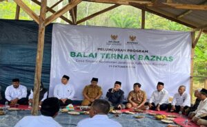 BAZNAS Provinsi Jawa Barat resmi meluncurkan Program Balai Ternak Domba BAZNAS di Desa Sayana, Kecamatan Jalaksana, Kabupaten Kuningan pada Senin, 21 Oktober 2024. Program ini diharapkan menjadi solusi pemberdayaan ekonomi masyarakat melalui sektor peternakan, khususnya untuk para mustahik di daerah tersebut. Dalam sambutannya, Wakil Ketua II BAZNAS Provinsi Jawa Barat menekankan pentingnya kolaborasi antara berbagai pihak dalam menggerakkan potensi ekonomi berbasis zakat. “Program ini merupakan upaya BAZNAS untuk tidak hanya mengentaskan kemiskinan, tetapi juga memberikan modal berupa domba agar para mustahik dapat mandiri secara ekonomi” ujarnya.
