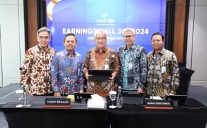 Pada kuartal III 2024 bank bjb mampu menjaga kinerja yang berkelanjutan di tengah tantangan ekonomi nasional dan global. Direktur Utama bank bjb, Yuddy Renaldi, menyampaikan, dalam sembilan bulan pertama tahun ini, bank bjb berhasil menjaga pertumbuhan bisnis yang stabil, didorong oleh inovasi layanan perbankan dan strategi diversifikasi bisnis yang solid. Fokus utama bank bjb adalah mempertahankan pertumbuhan yang sehat melalui pengembangan layanan digital, optimalisasi portofolio kredit, serta pengelolaan risiko yang ketat untuk memastikan operasional bisnis tetap kuat dan stabil. Di tengah situasi ekonomi yang dinamis, bank bjb juga telah menerapkan strategi inovasi digital yang memungkinkan akses layanan perbankan lebih cepat, aman, dan nyaman bagi nasabah. Selain pengembangan layanan digital, bank bjb juga memperkuat posisi dalam mendukung pembiayaan sektor produktif.