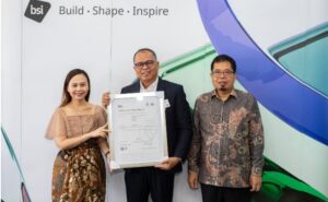 bank bjb berkomitmen memperkuat sistem manajemen untuk memastikan pertumbuhan kinerja bisnis yang berkelanjutan. Salah satu langkah penting yang diambil oleh bank bjb adalah dengan menerapkan ISO 22301:2019 Business Continuity Management System (BCMS), yang menjadi tonggak dalam mengelola risiko dan memastikan kesinambungan operasional, terutama dalam menghadapi tantangan disruptif. ISO 22301:2019 BCMS merupakan standar internasional yang dirancang untuk membantu organisasi dalam menghadapi berbagai peristiwa yang dapat mengganggu operasional, seperti kegagalan teknologi, wabah pandemi, hingga bencana alam. Dengan menerapkan standar ini, perusahaan memiliki sistem yang tangguh untuk menjaga kelangsungan operasional dan memberikan keyakinan kepada nasabah akan keandalan layanan perbankan.