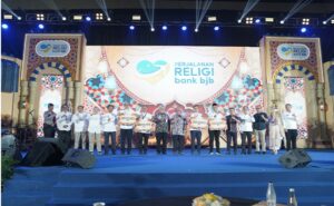 Kepuasan nasabah adalah prioritas utama bank bjb, yang terus berinovasi untuk menghadirkan beragam produk unggulan guna memberikan kenyamanan dan kepuasan kepada para pelanggannya. Salah satu bentuk apresiasi yang ditawarkan bank bjb adalah program loyalitas, seperti pengundian hadiah yang menarik bagi ASN setia bank bjb. Program unggulan ini adalah bjb Perjalanan Religi Tahun 2024, sebuah inisiatif bank bjb untuk menyampaikan rasa terima kasih kepada ASN yang telah setia memberikan kepercayaannya. Program ini dirancang sebagai bagian dari strategi meningkatkan loyalitas nasabah, dengan memberikan tidak hanya produk unggulan, tetapi juga kesempatan merasakan pengalaman istimewa melalui hadiah perjalanan religi. bank bjb berharap melalui program ini, para ASN semakin setia menggunakan produk perbankan yang ditawarkan. Diharapkan pula, tingkat kepuasan nasabah ASN akan mendorong mereka untuk merekomendasikan layanan bank bjb kepada orang lain, sehingga meningkatkan reputasi dan popularitas bank bjb di masyarakat.