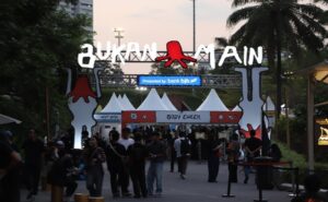 Acara Vindes Bukan Main sukses digelar pada 26-27 Oktober 2024 di Senayan Park, Jakarta, menjadi ajang pertemuan bagi komunitas muda kreatif dan inovatif. Dengan partisipasi dalam acara ini, bank bjb mendukung pengembangan bakat dan kreativitas generasi muda, serta membuka ruang untuk menampilkan berbagai bentuk seni dan hiburan yang beragam. Dalam momen ini, bank bjb juga memperkenalkan layanan dan program unggulannya diantaranya pembayaran digital melalui DIGI bank bjb. Acara yang bernama Vindes Bukan Main: Go, Play, Do! menjadi platform inspiratif yang memadukan seni, olahraga, dan hiburan dalam satu acara. Dengan empat kegiatan utama, yakni Main Luncur (kompetisi skateboard profesional), Main Tandem (pertunjukan sepeda hias), Main Lagu (penampilan musik), dan MinimArtKet (pasar kreatif), acara ini menyajikan pengalaman yang menyatukan berbagai kalangan dalam kompetisi dan hiburan. Energi acara semakin terasa dengan keikutsertaan para peserta dari latar belakang yang beragam, menjadikan Vindes Bukan Main sebagai perayaan kreativitas dan ekspresi anak muda yang inspiratif.