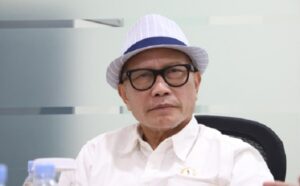 Dewan Perwakilan Rakyat Daerah (DPRD) Provinsi Jawa Barat dorong peningkatan kinerja Bank BJB Syariah Kantor Cabang Pembantu (KCP) Soreang semakin berkembang dan menghasilkan Pendapatan Asli Daerah (PAD) Provinsi Jawa Barat dalam rangka percepatan pembangunan. Hal tersebut dikatakan Ketua DPRD Provinsi Jawa Barat Buky Wibawa saat Kunjungan kerja bersama Pimpinan dan Anggota Komisi III DPRD Provinsi Jawa Barat ke Bank BJB Syariah KCP Soreang di Kabupaten Bandung. Rabu, (30/10/24). Buky menyebut, peningkatan kinerja BJB Syariah Soreng tersebut menjadi prioritas yang paling utama. Pasalnya, saat ini persaingan dalam dunia perbankan semakin ketat.