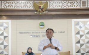 Sekretaris Daerah Provinsi Jawa Barat Herman Suryatman mengikuti Rapat Koordinasi Tata Kelola Data Kemiskinan di Provinsi Jawa Barat di Aula Sawala Dinas Sosial Jabar, Kota Cimahi, Senin (28/10/2024). Dalam rakor bertema “Mengurai Antrean Kepesertaan PBI-JKN di Provinsi Jawa Barat: Tantangan dan Solusi Menuju Keadilan Sosial" itu Herman menegaskan, pihaknya berkomitmen menyelesaikan antrean Penerima Bantuan Iuran Jaminan Kesehatan Nasional (PBI- JKN).
