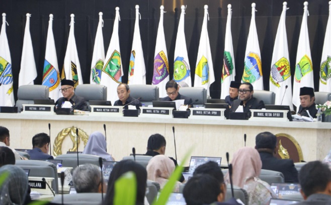 DPRD Provinsi Jawa Barat menggelar Rapat Paripurna penyampaian nota pengantar gubernur atas tiga (3) Rancangan Peraturan Daerah (Ranperda). Penyampaian nota pengantar tersebut dibagi dalam 2 agenda. Tiga Ranperda yang dimaksud diantaranya, Ranperda tentang Anggaran Pendapatan Belanja Daerah (APBD) Provinsi Jawa Barat Tahun Anggaran (TA) 2025, Ranperda tentang Investasi dan Kemudahan Berusaha, Ranperda tentang Perubahan atas Peraturan Daerah Provinsi Jawa Barat Nomor 2 Tahun 2019 tentang Rencana Umum Energi Daerah Provinsi Jawa Barat Tahun 2018-2050.