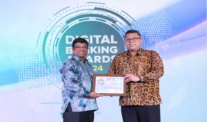 Komitmen, inovasi, dan transformasi digital yang dilakukan bank bjb kembali berbuah manis, dengan meraih penghargaan bergengsi Digital Banking Awards 2024 yang diselenggarakan oleh Investortrust. bank bjb ditetapkansebagai pemenang kategori Kelompok BPD untuk Dimensi Data. Pengakuan ini merupakan hasil dari berbagai langkah inovasi yang dilakukan bank bjb untuk memperkuat pondasi bisnis dan mendorong pertumbuhan yang berkelanjutan melalui layanan digital banking. Transformasi digital telah menjadi fokus utama bank bjb dalam beberapa tahun terakhir. Dengan memanfaatkan teknologi, bank bjb terus menghadirkan berbagai solusi digital yang tidak hanya memudahkan transaksi nasabah tetapi juga meningkatkan daya saing di tengah persaingan ketat di industri perbankan. Inovasi ini mencakup digitalisasi proses operasional, optimalisasi layanan perbankan berbasis aplikasi, dan pengembangan platform pembayaran digital. Penghargaan ini mencerminkan keberhasilan bank bjb dalam menghadirkan layanan digital yang responsif terhadap kebutuhan nasabah.