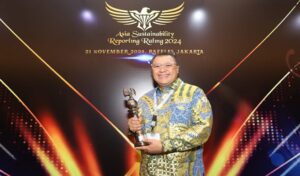 Langkah bank bjb dalam menerapkan prinsip keberlanjutan kembali berbuah manis dan mendapatkan apresiasi. Berbagai kebijakan berbasis keberlanjutan yang dijalankan bank bjb membuahkan penghargaan bergengsi berupa Platinum Rank dalam ajang Asia Sustainability Reporting Rating (ASRRAT) 2024 yang diselenggarakan oleh National Center for Corporate Reporting. Penghargaan ini diterima langsung oleh Senior Executive Vice President Credit Risk bank bjb, Galis Prasetya, pada acara penganugerahan yang berlangsung di Raffles Hotel Jakarta, Kamis (21/11/2024). Raihan predikat tertinggi ini merupakan pengakuan atas dedikasi bank bjb dalam mengintegrasikan aspek keberlanjutan ke dalam setiap langkah bisnisnya.