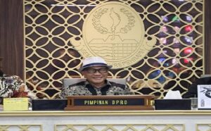 DPRD Provinsi Jawa Barat mendukung program percepatan pemekaran daerah baru di Jawa Barat. Mengingat prioritas keuangan dari pemerintah pusat dilihat dari jumlah banyaknya kabupaten kota disuatu daerah bukan berdasarkan banyaknya jumlah penduduk. Hal itu diungkapkan Ketua DPRD Provinsi Jawa Barat, Dr.Buky Wibawa, M. Si saat menerima Forkodetada (Forum Komunikasi Desain Penataan Daerah) Jawa Barat di Gedung DPRD Provinsi Jawa Barat, Jalan Diponegoro no. 27, Kota Bandung, Selasa (26/11/2024).