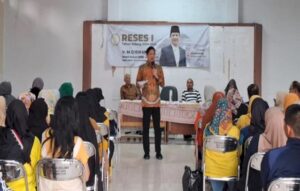 Wakil Ketua DPRD Jawa Barat, MQ Iswara menggelar reses guna menyerap berbagai aspirasi masyarakat di daerah pemilihan (Dapil) Kota Bandung dan Kota Cimahi. Politisi senior partai berlambang pohon beringin ini mengelar Reses I Tahun Sidang 2024-2025 bertempat di LKSA Putera Harapan Muhammadiyah Regol, Kota Bandung. Berbagai keluhan yang menjadi aspirasi masyarakat tersebut satu di antaranya permasalahan pendidikan. Di mana, masyarakat mengeluhkan terkait zonasi, sulitnya masuk ke SMA Negeri hingga soal ijazah yang tertahan.