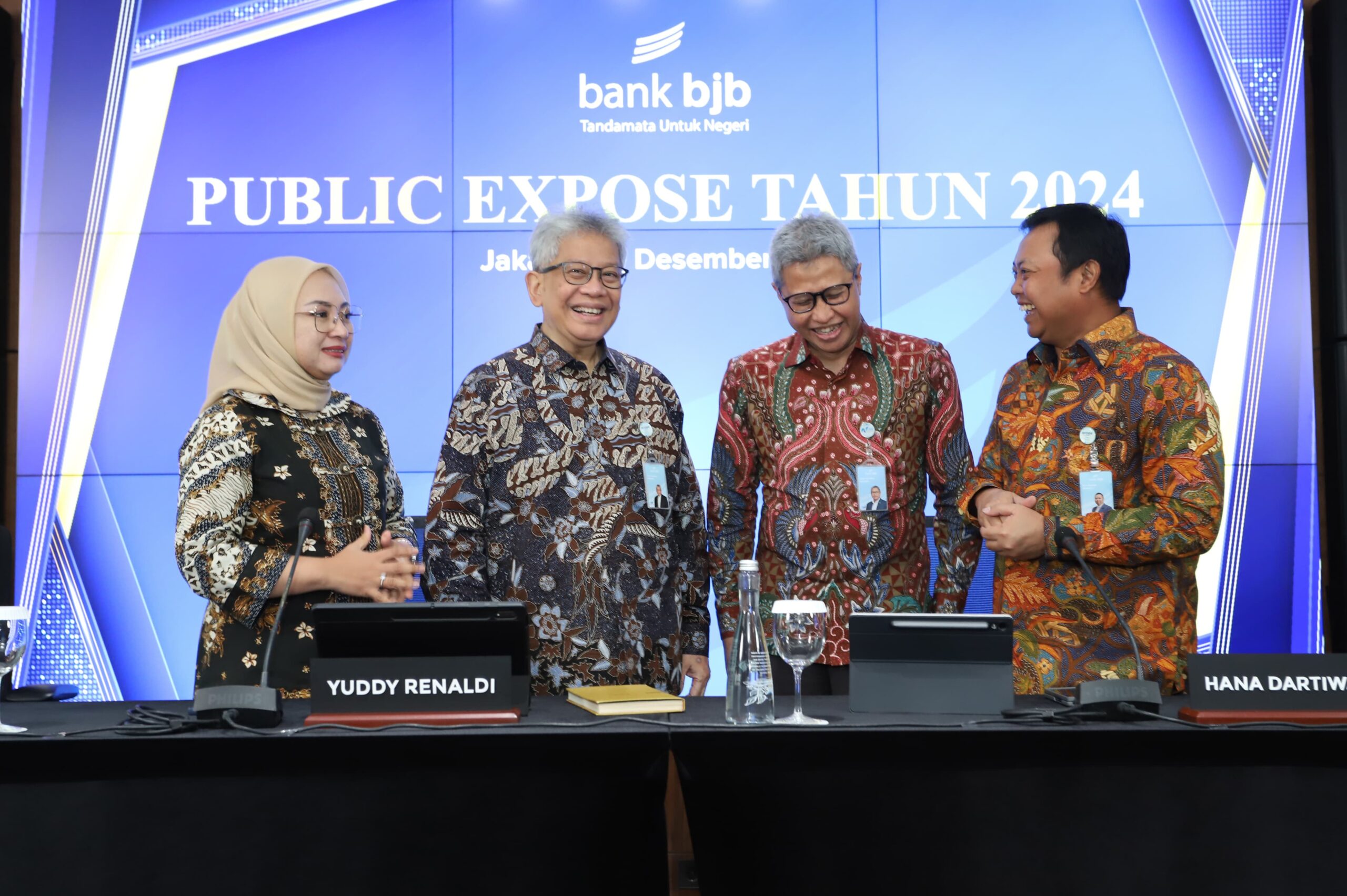 PT. Bank Pembangunan Daerah Jawa Barat dan Banten (bank bjb) mencatatkan kinerja dan pertumbuhan bisnis yang solid sepanjang tahun 2024. Di tengah tantangan ekonomi nasional dan global, bank bjb menunjukkan kinerja berkelanjutan yang solid. Direktur Utama bank bjb, Yuddy Renaldi, dalam Public Expose 2024, menyatakan bahwa keberhasilan tersebut tidak terlepas dari inovasi layanan perbankan, diversifikasi bisnis, serta pengelolaan risiko yang matang.