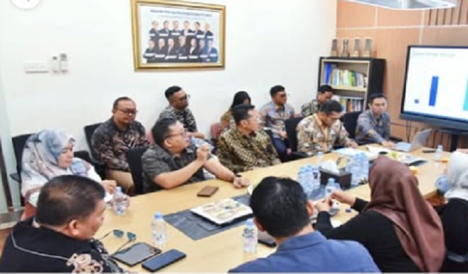 Anggota Komisi III DPRD Provinsi Jabar H. Ricky Kurniawan,Lc mengatakan kunjungan kerja (kunker) ke Kantor Bank BJB Cabang Denpasar Bali dengan agenda pembahasan tentang Evaluasi Kinerja Mitra Kerja Komisi sampai dengan Triwulan IV Tahun 2024 di Kantor Bank BJB Cabang Denpasar, Provinsi Bali, Senin (02/12/2024). Anggota Komisi III DPRD Provinsi Jawa Barat dari Fraksi Partai Demokrat H. Ricky Kurniawan mengatakan kunker ini merupakan bagian dari agenda rutin DPRD untuk memastikan kinerja mitra kerja, khususnya Bank BJB, tetap berjalan optimal sesuai dengan target dan peraturan yang berlaku.