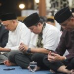 Penjabat Wali Kota Bandung, A. Koswara bersama jajarannya menggelar doa bersama di Pendopo, Kamis 30 Januari 2024. Doa bersama ini merupakan rangkaian dari peringatan Isra Mikraj di Kota Bandung. Doa bersama ini dihadiri sejumlah pejabat Pemkot Bandung. Antara lain Penjabat Sekretaris Daerah Kota Bandung, Iskandar Zulkarnain, Penjabat Ketua TP PKK Kota Bandung, Mintarsih Koswara, Penjabat Ketua DWP Kota Bandung, Dewi Pertiwi Zulkarnain. Juga para Kepala OPD di Pemkot Bandung beserta jajaran kecamatan dan kelurahan.