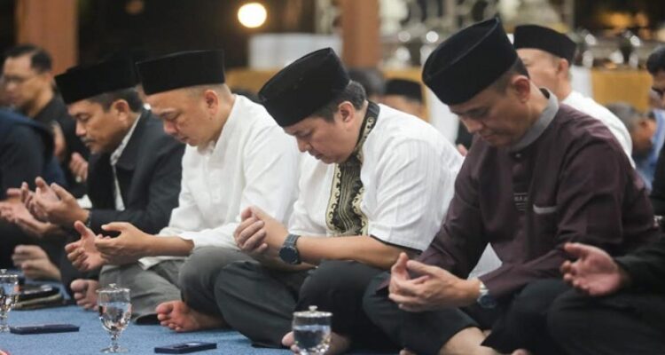 Penjabat Wali Kota Bandung, A. Koswara bersama jajarannya menggelar doa bersama di Pendopo, Kamis 30 Januari 2024. Doa bersama ini merupakan rangkaian dari peringatan Isra Mikraj di Kota Bandung. Doa bersama ini dihadiri sejumlah pejabat Pemkot Bandung. Antara lain Penjabat Sekretaris Daerah Kota Bandung, Iskandar Zulkarnain, Penjabat Ketua TP PKK Kota Bandung, Mintarsih Koswara, Penjabat Ketua DWP Kota Bandung, Dewi Pertiwi Zulkarnain. Juga para Kepala OPD di Pemkot Bandung beserta jajaran kecamatan dan kelurahan.