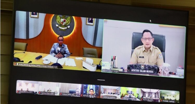 Ketua DPRD Kota Bandung H. Asep Mulyadi, S.H., mengikuti rapat koordinasi para Ketua DPRD se Indonesia secara virtual yang dipimpin oleh Menteri Dalam Negeri, Drs. Jenderal Muhammad Tito Karnavian MA., Ph.D, terkait Persiapan Pelantikan Kepala Daerah Terpilih Pilkada Serentak Tahun 2024, di Ruang Rapat Badan Musyawarah Gedung DPRD Kota Bandung, Senin, 3 Februari 2024.