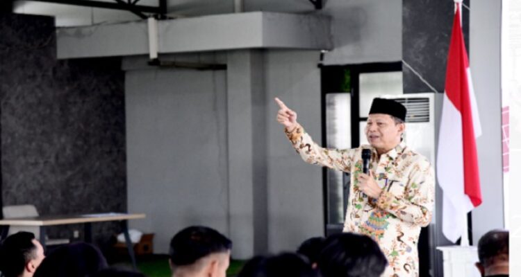 Anggota Komisi IV DPRD Provinsi Jawa Barat Daddy Rohanady menjadi narasumber utama dalam program Kelas Legislatif yang digagas oleh Dewan Amanat Mahasiswa (DAM) Fakultas Komunikasi atau Fikom Universitas Bandung (Unisba). Dalam Program Kelas Legislatif yang bertajuk Peran Lembaga Legislatif dalam Pengembangan Karakter dan Kepemimpinan Mahasiswa yang dilaksanakan hari ini (Kamis 20 Februari 2025), Daddy Rohanady menyampaikan beberapa poin terkait DPRD Jawa Barat sebagai lembaga legislatif, diantaranya; kedudukan, keanggotaan, struktur, serta komposisi DPRD dan sebagainya.