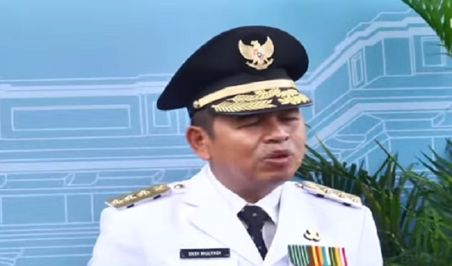 Gubernur Jawa Barat, Dedi Mulyadi menegaskan bahwa tindakan pemotongan dana kompensasi untuk sopir angkot di Kabupaten Bogor adalah bentuk premanisme yang tidak dapat ditoleransi, meskipun uang yang sempat dipotong telah dikembalikan. "Alhamdulillah kabarnya uangnya sudah dikembalikan. Tapi tetap, itu tindakan premanisme, meski dilakukan oleh pegawai berseragam atau kelompok organisasi," ujar Dedi melalui akun Instagram resminya @dedimulyadi71, Sabtu (5/4/2025).