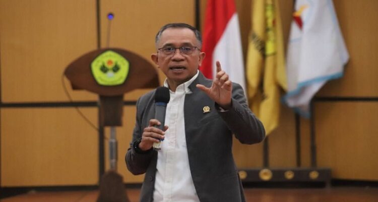 Ketua DPRD Kota Bandung, H. Asep Mulyadi, S.H., mengajak generasi muda untuk melek dan berkontribusi dalam politik agar kehidupan yang akan datang jauh lebih baik. Hal tersebut dikatakan saat menjadi narasumber pada undangan Himpunan Admnistrasi Publik Fakultas Ilmu Sosial dan Ilmu Politik Kampus I Universitas Pasundan dengan "Tema materi Potensi dan Strategi Berpikir Generasi Muda Melawan Apatis Berpolitik", di Aula Sidareja Unpas, Kamis, 30 Januari 2025. Asep Mulyadi, atau yang sering dikenal dengan panggilan Kang Asmul itu mengatakan, generasi muda ialah cikal bakal dalam memperbaiki tatanan kehidupan, salah satunya dengan paham dan melek berpolitik dalam kehidupan sehari-hari.
