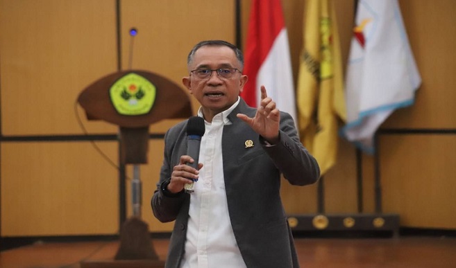 Ketua DPRD Kota Bandung, H. Asep Mulyadi, S.H., mengajak generasi muda untuk melek dan berkontribusi dalam politik agar kehidupan yang akan datang jauh lebih baik. Hal tersebut dikatakan saat menjadi narasumber pada undangan Himpunan Admnistrasi Publik Fakultas Ilmu Sosial dan Ilmu Politik Kampus I Universitas Pasundan dengan "Tema materi Potensi dan Strategi Berpikir Generasi Muda Melawan Apatis Berpolitik", di Aula Sidareja Unpas, Kamis, 30 Januari 2025. Asep Mulyadi, atau yang sering dikenal dengan panggilan Kang Asmul itu mengatakan, generasi muda ialah cikal bakal dalam memperbaiki tatanan kehidupan, salah satunya dengan paham dan melek berpolitik dalam kehidupan sehari-hari.