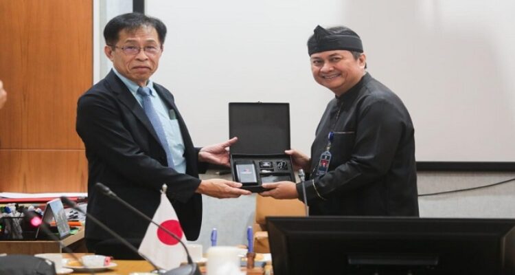 Pemerintah Kota Bandung menerima kunjungan delegasi dari Kota Hamamatsu, Jepang, di Ruang Tata Praja Balai Kota Bandung, Kamis 6 Februari 2025. Kunjungan ini bertujuan untuk membahas kerja sama di bidang pengembangan kapasitas sumber daya manusia (SDM) serta sektor kesehatan dan medis. Anggota Dewan Kota Hamamatsu, Suzuki Hiroyuki menegaskan komitmen Kota Hamamatsu dalam meningkatkan hubungan dengan Bandung, khususnya dalam bidang kesehatan dan pengembangan SDM.