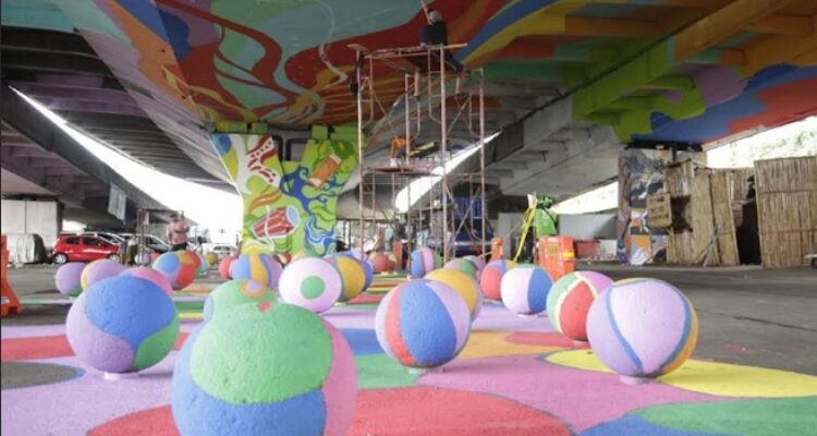 Warga Kota Bandung menyambut positif perubahan wajah kolong Jembatan Pasupati yang kini lebih tertata dan berfungsi sebagai ruang publik kreatif. Area yang sebelumnya dikenal sebagai tempat kumuh dan rawan kini telah berubah menjadi kawasan yang nyaman dan estetik, memberikan manfaat bagi masyarakat. Penataan oleh Pemerintah Kota (Pemkot) Bandung meliputi pembersihan area, pembangunan beberapa fasilitas publik, penambahan mural seni, serta pencahayaan yang lebih baik.