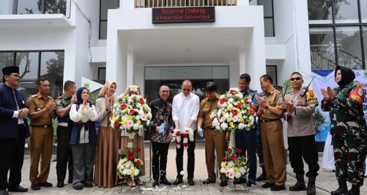 Ketua DPRD Kota Bandung, H. Asep Mulyadi, S.H., berharap pelayanan di tingkat kewilayahan semakin meningkat, terlebih dengan dilakukan revitalisasi sejumlah kantor kecamatan dan kelurahan di Kota Bandung. Hal tersebut, ia sampaikan saat menghadiri Peresmian Gedung Kantor Kecamatan dan Kelurahan Tahun Anggaran 2024, di Kantor Kecamatan Batununggal, di Jalan Venus, Kota Bandung, Selasa, 4 Februari 2025. Pada kesempatan tersebut, gedung kantor yang diresmikan yakni Kecamatan Batununggal, Kecamatan Sukajadi, Kelurahan Cigending, Kelurahan Cigondewah, Kelurahan Cicaheum, Kelurahan Cihapit, Kelurahan Cibaduyut, Kelurahan Kebon Jeruk, Kelurahan Ciumbeuleuit, dan Kelurahan Babakan Tarogong.