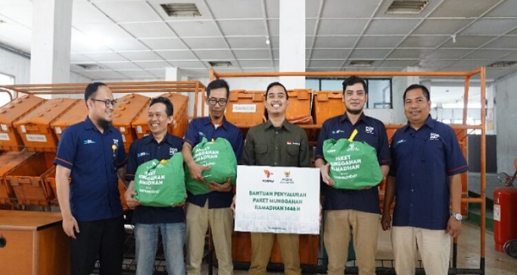 Dalam semangat kebersamaan menyambut bulan suci Ramadan, Badan Amil Zakat Nasional (BAZNAS) Jawa Barat menyalurkan 78 paket munggahan kepada para kurir pos di Jawa Barat. Bantuan berupa sembako ini merupakan hasil kemitraan digital pospay. Dengan adanya paket munggahan ini diharapkan dapat meringankan beban ekonomi para kurir yang menjadi garda terdepan dalam layanan pengiriman. Penyerahan paket munggahan berlangsung pada Selasa (25/2) di Kantor SPP Bandung dengan dihadiri oleh perwakilan BAZNAS Jabar dan manajemen PosIND. Wakil Ketua I BAZNAS Provinsi Jawa Barat, Ir. Rachmat Ari Kusumanto menyampaikan bahwa program ini merupakan bagian dari upaya BAZNAS dalam menghadirkan kebahagiaan bagi masyarakat yang membutuhkan, terutama menjelang Ramadan.