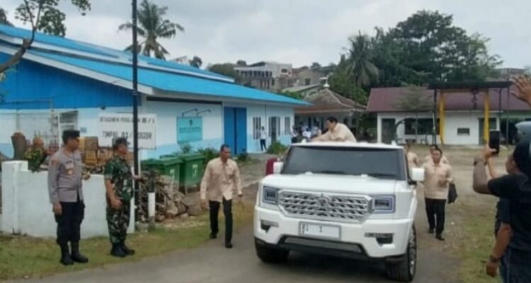 Pangdam III/Siliwangi, Mayjen TNI Dadang Arif Abdurahman, S.E., M.Si., CHRMP., selaku Panglima Komando Tugas Gabungan Terpadu (Pangkogasgabpad), memimpin operasi pengamanan dalam rangka kunjungan kerja Presiden Republik Indonesia, Prabowo Subianto, di Bogor, Senin (10/02/2025). Presiden Prabowo meninjau pelaksanaan program Makan Bergizi Gratis di SDN Kedung Jaya 1 serta aktifitas dapur Satuan Pelayanan Pemenuhan Gizi (SPPG) Tanah Sareal.
