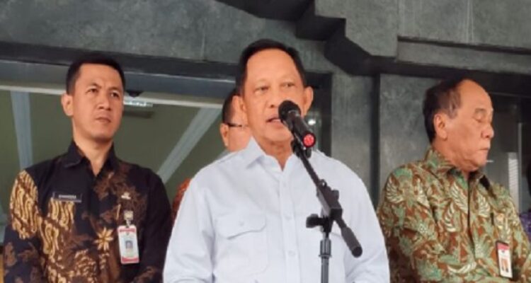 Menteri Dalam Negeri Tito Karnavian memastikan jadwal pelantikan kepala daerah yang semula diagendakan pada 6 Februari 2025 ditunda. Tito mengatakan pemerintah akan segera menjadwalkan ulang pelantikan para kepala daerah terpilih. "(Pelantikan) tanggal 6 Februari kita batalkan. Dan kemudian kita (jadwalkan ulang) secepat mungkin melakukan pelantikan," kata Tito dalam konferensi pers di Kementerian Dalam Negeri pada Jumat, 31 Januari 2025