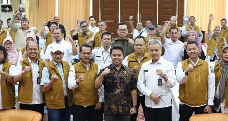 Wakil Ketua Komisi III DPRD Kota Bandung, H. Agus Andi Setyawan S.Pd.I., menghadiri Musrenbang Kecamatan Lengkong, di Hotel Horison Ultima, Bandung, Rabu, 5 Februari 2025. Dalam sambutannya, Agus memaparkan bahwa Musrenbang tingkat kecamatan merupakan forum musyawarah tahunan yang bersifat partisipatif bagi seluruh masyarakat di tingkat kecamatan untuk menentukan dan menyepakati prioritas masalah yang nantinya akan di angkat menuju musyawarah tingkat kota.