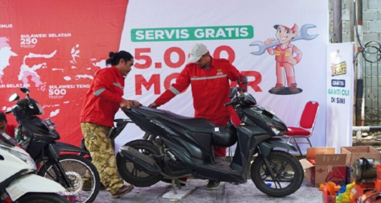 Setiap tahun, jutaan pemudik berbondong-bondong pulang ke kampung halaman. Sepeda motor menjadi andalan, terutama bagi mereka yang terbatas akses transportasi umum dan biaya. Namun, perjalanan panjang dengan motor bukan tanpa risiko. Kelelahan, cuaca buruk, kepadatan lalu lintas, hingga kondisi kendaraan yang tidak prima menjadi ancaman serius. Menjawab tantangan itu, BAZNAS Jabar ambil bagian dalam program 5000 Motor Mudik Aman dan Nyaman Bersama Z-Auto BAZNAS RI. Program ini menghadirkan layanan servis motor dan ganti oli gratis di 12 titik lokasi strategis. Salah satu lokasi yang terpilih adalah Kota Bandung, sebanyak 500 kendaraan diberikan service gratis mulai Ganti Oli, Service Mesin, Pengecekan Rem, Pengecekan Tekanan Ban, dan Pengecekan Kelistrikan