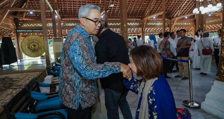 Pemerintah Kota (Pemkot) Bandung menggelar open house Idulfitri 1446 H di Pendopo Kota Bandung dengan suasana yang berbeda dari tahun-tahun sebelumnya, Senin 31 Maret 2025. Acara yang berlangsung sederhana ini, dihadiri Wali Kota Bandung, Muhammad Farhan, Wakil Wali Kota Bandung, Erwin, Penjabat Sekretaris Daerah Kota Bandung, Iskandar Zulkarnain, serta para pejabat Pemkot Bandung.