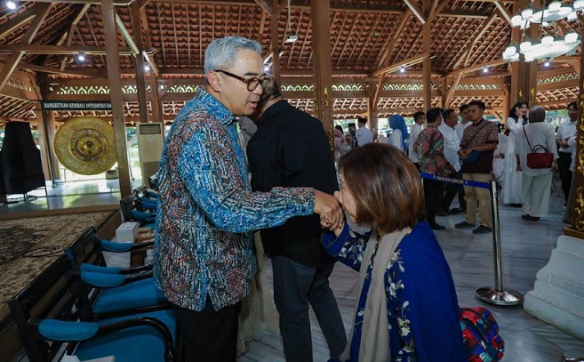 Pemerintah Kota (Pemkot) Bandung menggelar open house Idulfitri 1446 H di Pendopo Kota Bandung dengan suasana yang berbeda dari tahun-tahun sebelumnya, Senin 31 Maret 2025. Acara yang berlangsung sederhana ini, dihadiri Wali Kota Bandung, Muhammad Farhan, Wakil Wali Kota Bandung, Erwin, Penjabat Sekretaris Daerah Kota Bandung, Iskandar Zulkarnain, serta para pejabat Pemkot Bandung.
