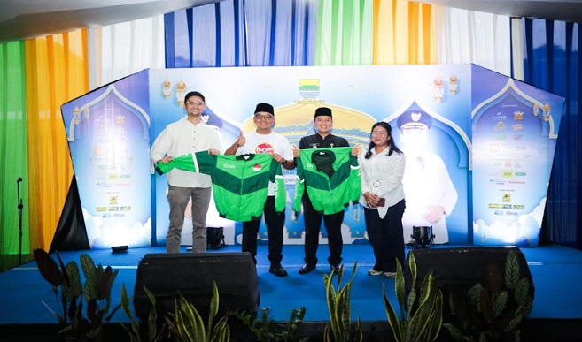 Wali Kota Bandung, Muhammad Farhan mengajak masyarakat berpartisipasi memberantas aksi premanisme. Warga diimbau untuk berpartisipasi aktif melaporkan jika ada kegiatan yang berpotensi mengganggu ketentraman dan kenyamanan lingkungan. “Saya harapkan warga juga mampu berkolaborasi dengan satgas (Satuan Tugas Anti Premanisme). Kita antisipasi kondisi yang tidak terkenali dari kelompok premanisme,” kata Farhan pada kegiatan Semarak Ramadan Kecamatan Cicendo, di Gedung Wiyata Guna, Kamis 27 Maret 2025.