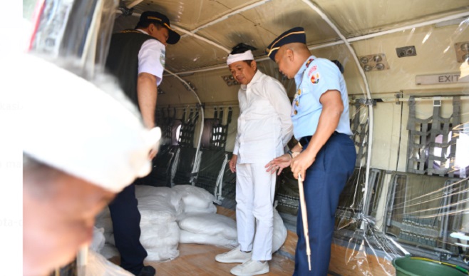 Pemerintah Daerah Provinsi Jawa Barat terus berupaya mengantisipasi berbagai bencana alam melalui langkah strategis, salah satunya dengan Operasi Modifikasi Cuaca (OMC). Operasi ini secara resmi dilepas oleh Gubernur Jawa Barat Dedi Mulyadi bersama Sekretaris Daerah Jawa Barat Herman Suryatman di Lanud Husein Sastranegara, Kota Bandung, Selasa (11/3/2025).