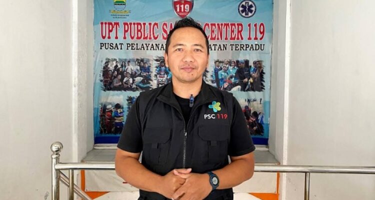 Menjelang Idul Fitri 1446 Hijriah, Pusat Pelayanan Keselamatan Terpadu (PSC) 119 Dinas Kesehatan Kota Bandung memastikan kesiapsiagaan penuh untuk memberikan pelayanan kesehatan darurat bagi masyarakat. Seperti tahun-tahun sebelumnya, PSC 119 tetap siaga 24 jam dalam menangani kondisi emergency, baik selama arus mudik maupun arus balik Lebaran. Plt. Kepala UPTD PSC 119 Dinas Kesehatan Kota Bandung, Eka Anugrah, mengaku telah melakukan berbagai persiapan. Salah satunya, menempatkan tenaga kesehatan dan unit ambulans di beberapa titik strategis di Kota Bandung.