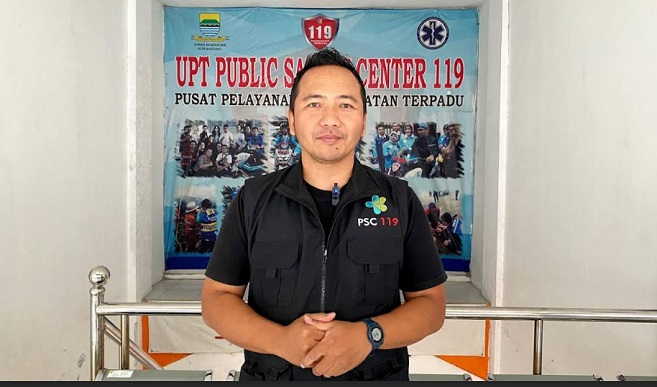 Menjelang Idul Fitri 1446 Hijriah, Pusat Pelayanan Keselamatan Terpadu (PSC) 119 Dinas Kesehatan Kota Bandung memastikan kesiapsiagaan penuh untuk memberikan pelayanan kesehatan darurat bagi masyarakat. Seperti tahun-tahun sebelumnya, PSC 119 tetap siaga 24 jam dalam menangani kondisi emergency, baik selama arus mudik maupun arus balik Lebaran. Plt. Kepala UPTD PSC 119 Dinas Kesehatan Kota Bandung, Eka Anugrah, mengaku telah melakukan berbagai persiapan. Salah satunya, menempatkan tenaga kesehatan dan unit ambulans di beberapa titik strategis di Kota Bandung.