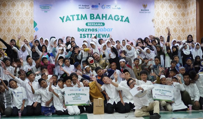BAZNAS Jawa Barat menggelar buka bersama 150 anak yatim dalam acara bertajuk Yatim Bahagia Bersama BAZNAS Jabar Istimewa. Kegiatan yang berlangsung di Kantor BAZNAS Jabar ini menghadirkan suasana hangat dan penuh keceriaan. Sejak sore, anak-anak berkumpul mendapatkan layanan kesehatan gratis, mengikuti berbagai permainan, mendengarkan dongeng hingga mendapat siraman rohani sebelum berbuka puasa bersama. Ketua BAZNAS Jabar, Anang Jauharduddin, M.M.Pd menegaskan bahwa acara ini bukan sekadar berbagi makanan, tetapi juga membangun kebersamaan dan memberi harapan bagi anak-anak yatim. “Kami ingin mereka merasakan kebahagiaan yang sama seperti anak-anak lain. Ramadan harus menjadi momen yang penuh makna bagi semua orang,” tutur Anang