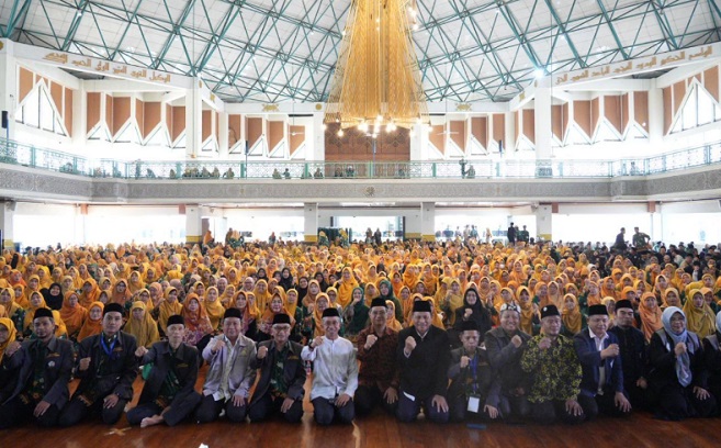 Ketua DPRD Kota Bandung H. Asep Mulyadi, S.H., atau bisa disapa Kang Asmul, menghadiri peringatan Harlah Ke-13 Forum Komunikasi Diniyah Takmiliyah (FKDT), yang digelar di Masjid Al-Ukhuwah, Sabtu, 26 April 2025. Dengan mengusung tema "Refleksikan Diri untuk Mensucikan Hati dalam Jalinan Silaturahmi yang Bersinergi", acara ini menjadi momentum penting untuk mempererat hubungan antarlembaga pendidikan keagamaan dan pemerintah daerah dalam membangun karakter generasi bangsa.