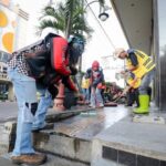 Menyambut Idulfitri dan lonjakan wisatawan saat libur Lebaran, Pemerintah Kota (Pemkot) Bandung kembali menggelar aksi BUAT KAMU (Beberes Untuk Asyiknya Trotoar Kota Agar Menyenangkan dan Unggul). Kegiatan bersih-bersih trotoar ini akan berlangsung pada Jumat, 28 Maret 2025, dimulai pukul 06.00 WIB dengan apel pagi di Jalan Sukarno, dipimpin langsung oleh Wali Kota Bandung, Muhammad Farhan. Gerakan ini menjadi bentuk nyata komitmen pemerintah dan masyarakat dalam menjaga kebersihan serta kenyamanan trotoar sebagai ruang publik yang ramah bagi pejalan kaki.