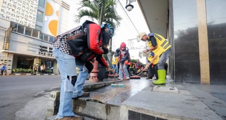 Menyambut Idulfitri dan lonjakan wisatawan saat libur Lebaran, Pemerintah Kota (Pemkot) Bandung kembali menggelar aksi BUAT KAMU (Beberes Untuk Asyiknya Trotoar Kota Agar Menyenangkan dan Unggul). Kegiatan bersih-bersih trotoar ini akan berlangsung pada Jumat, 28 Maret 2025, dimulai pukul 06.00 WIB dengan apel pagi di Jalan Sukarno, dipimpin langsung oleh Wali Kota Bandung, Muhammad Farhan. Gerakan ini menjadi bentuk nyata komitmen pemerintah dan masyarakat dalam menjaga kebersihan serta kenyamanan trotoar sebagai ruang publik yang ramah bagi pejalan kaki.