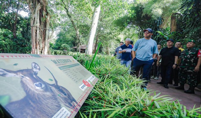 Wali kota Bandung, Muhammad Farhan, berkunjungan ke Kebun Binatang Bandung, Selasa 1 April 2025, sehari setelah Hari Raya Idulfitri 1446 H. Dalam kunjungannya, ia ingin memastikan kesiapan beberapa objek wisata salah satunya kebun binatang dalam menyambut lonjakan wisatawan selama libur lebaran.